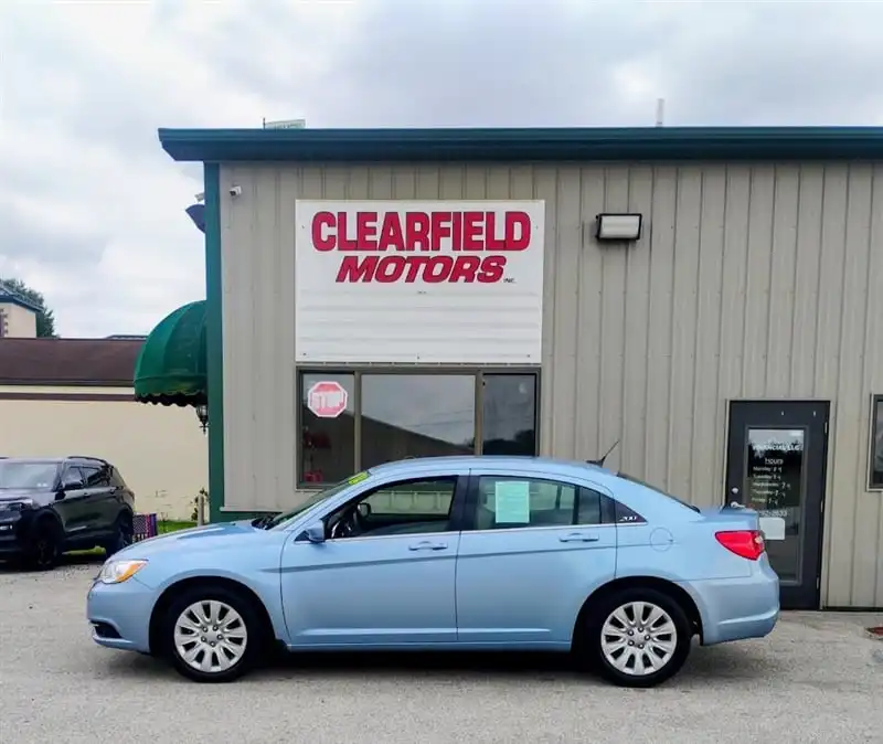 2014 Chrysler 200 LX's photo