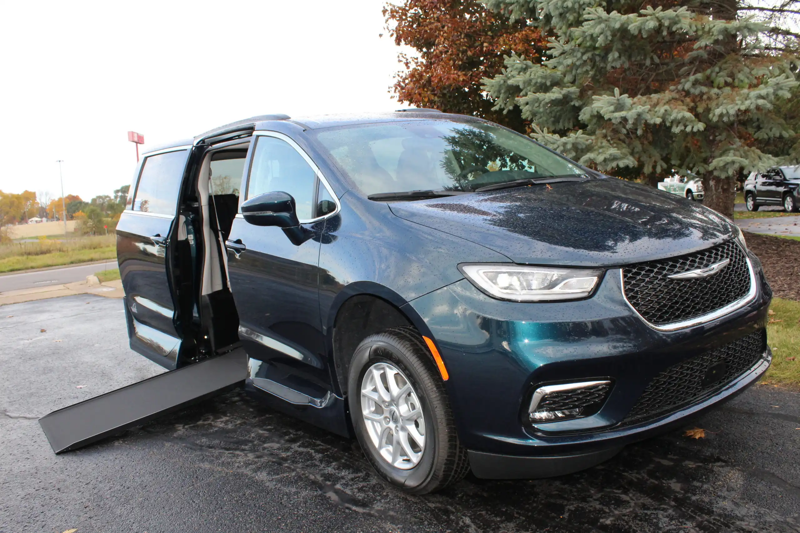 2022 Chrysler Pacifica Touring L's photo