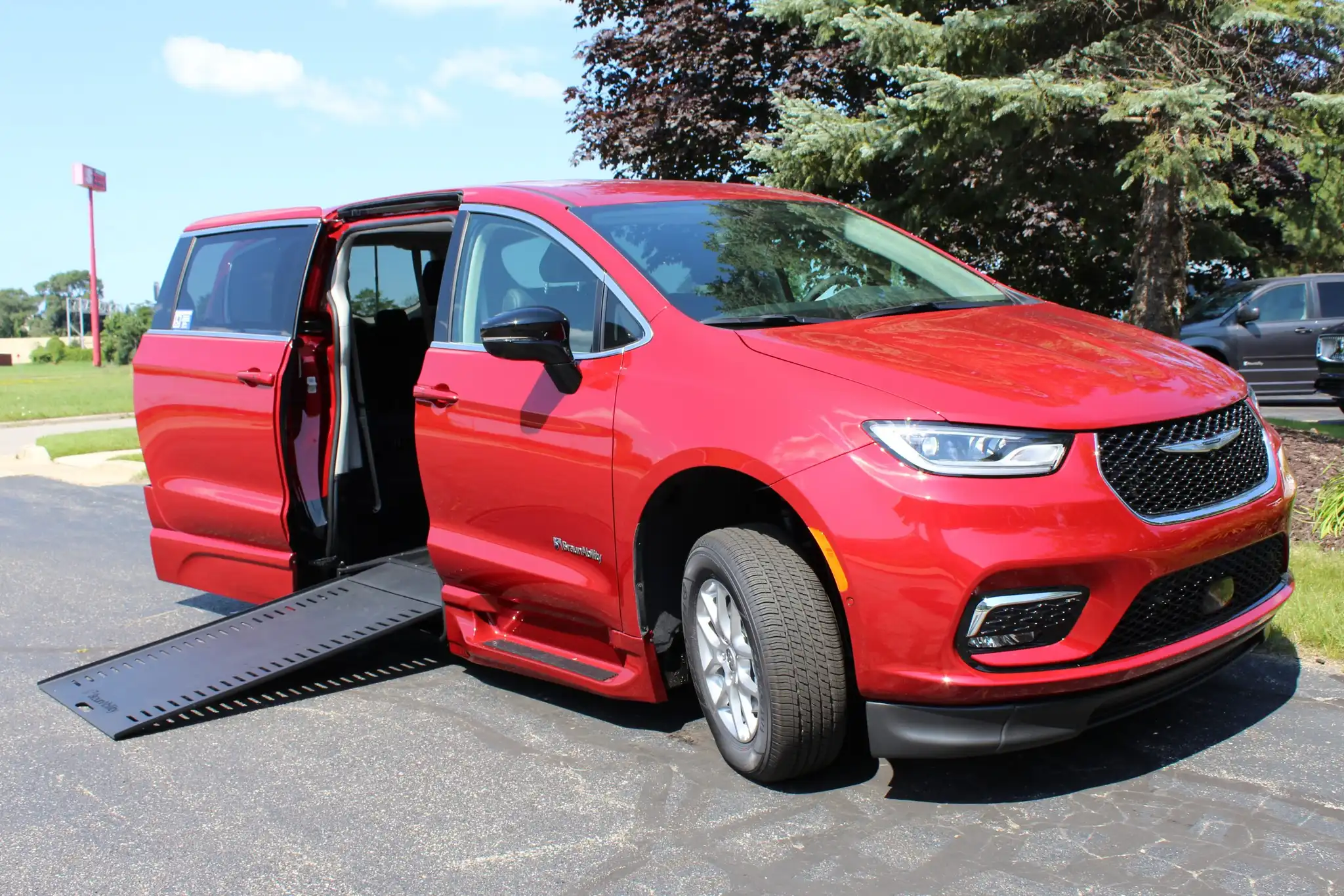 2024 Chrysler Pacifica Touring L's photo
