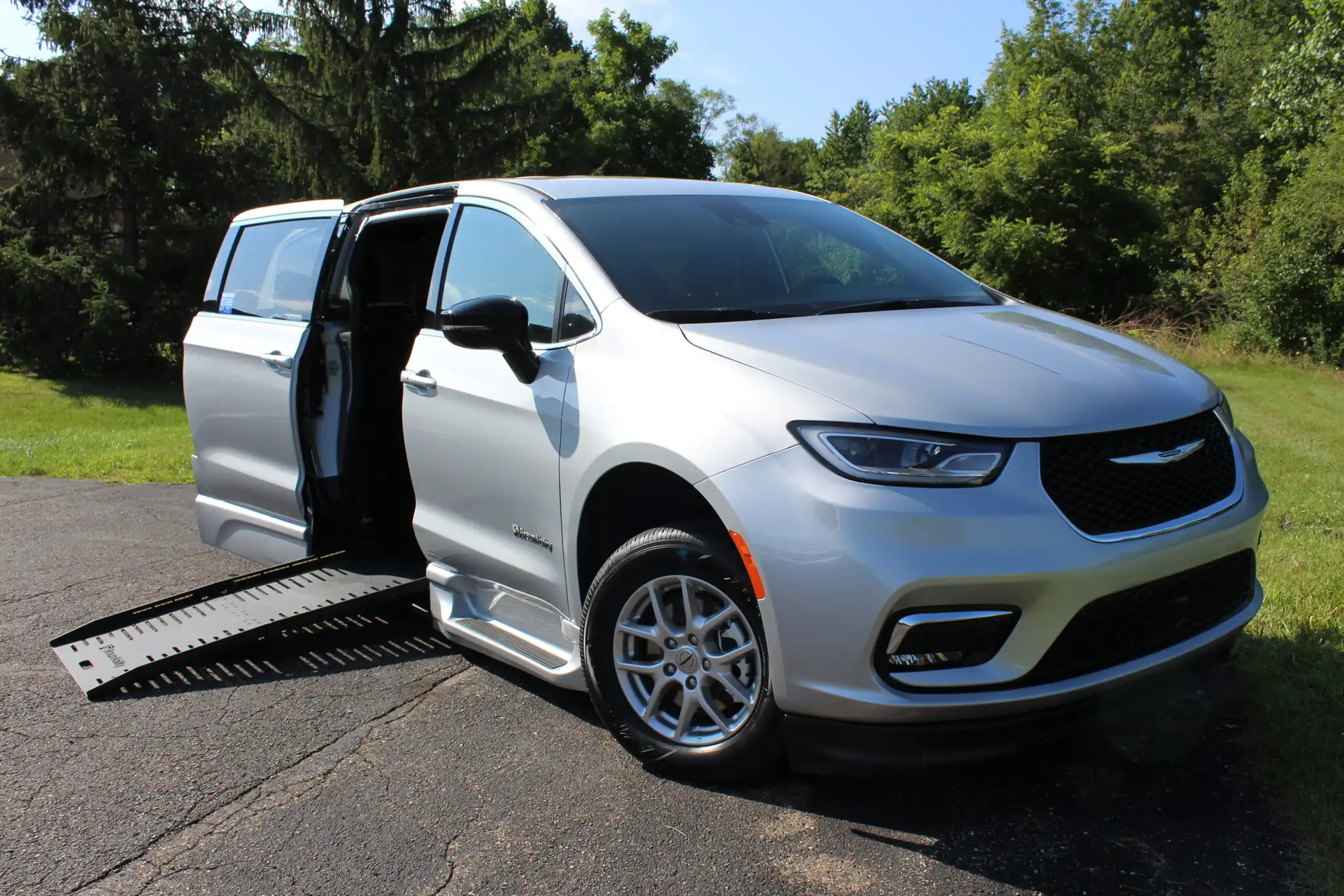 2024 Chrysler Pacifica Touring's photo