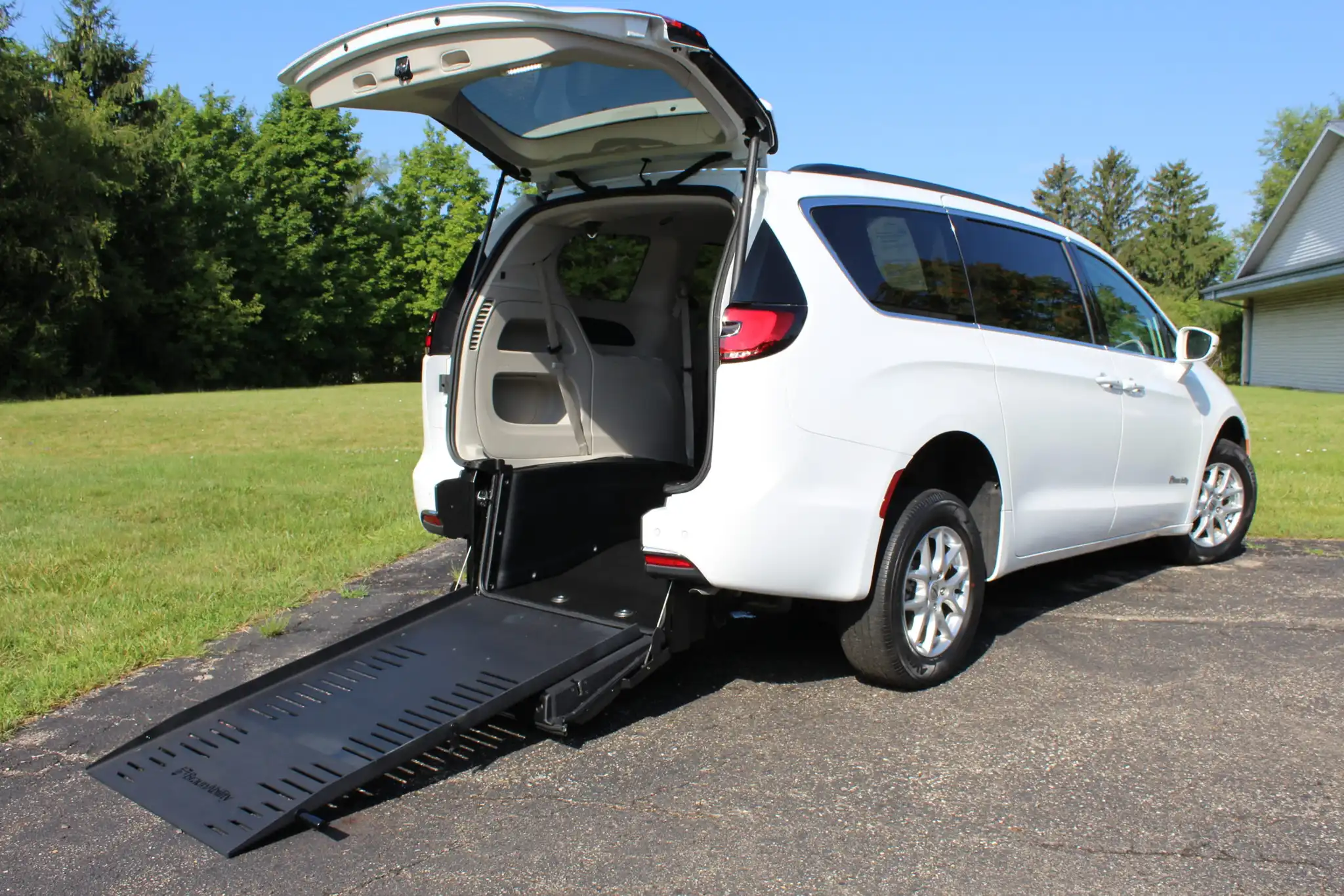 2024 Chrysler Pacifica Touring L's photo