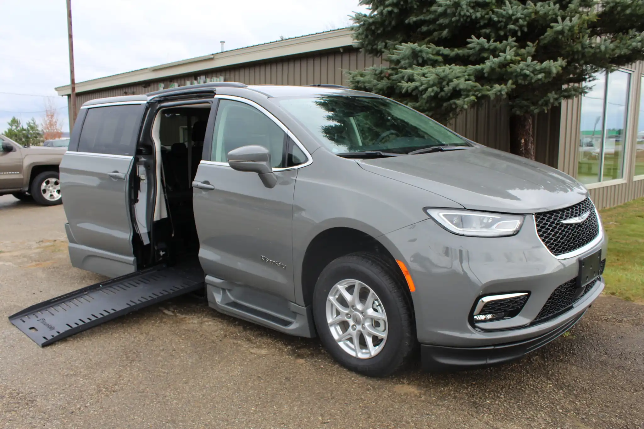 2022 Chrysler Pacifica Touring L's photo
