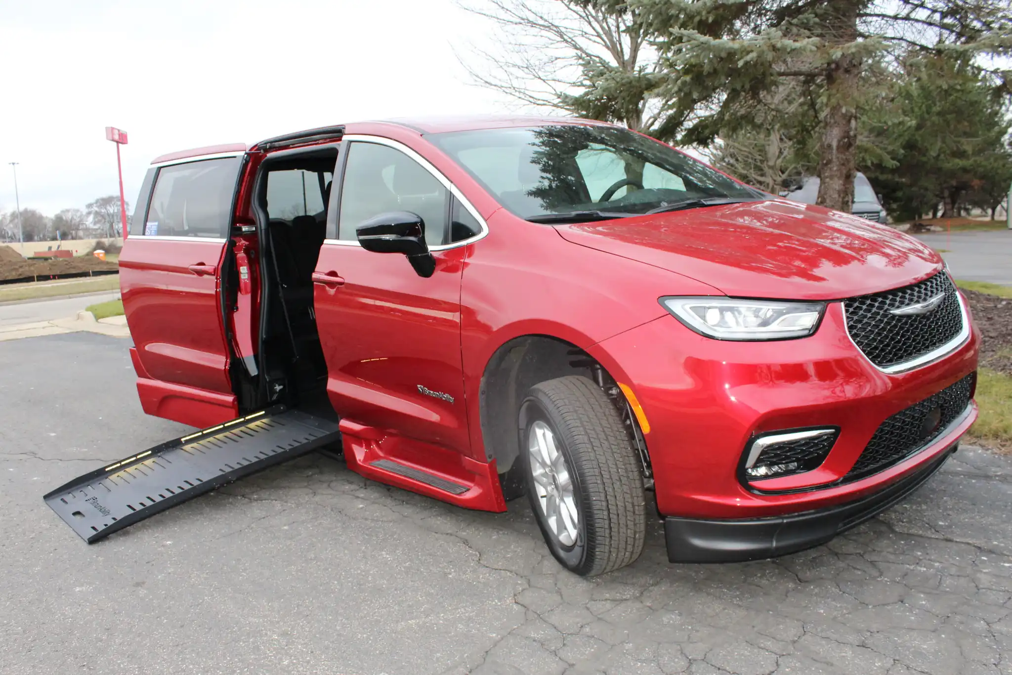 2024 Chrysler Pacifica Touring's photo