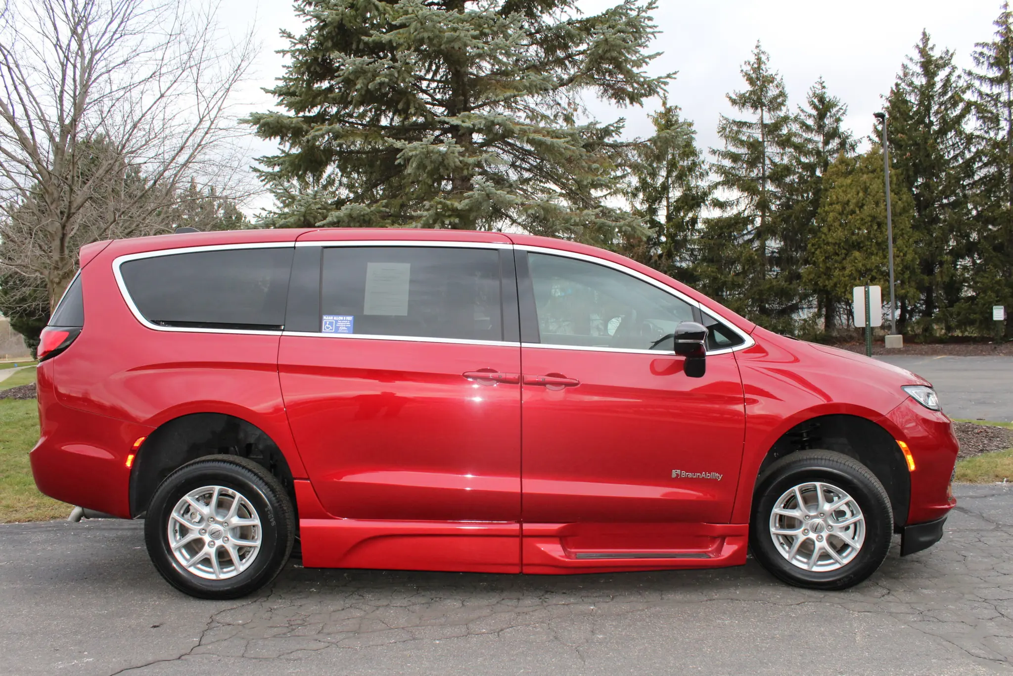 2024 Chrysler Pacifica Touring photo 3