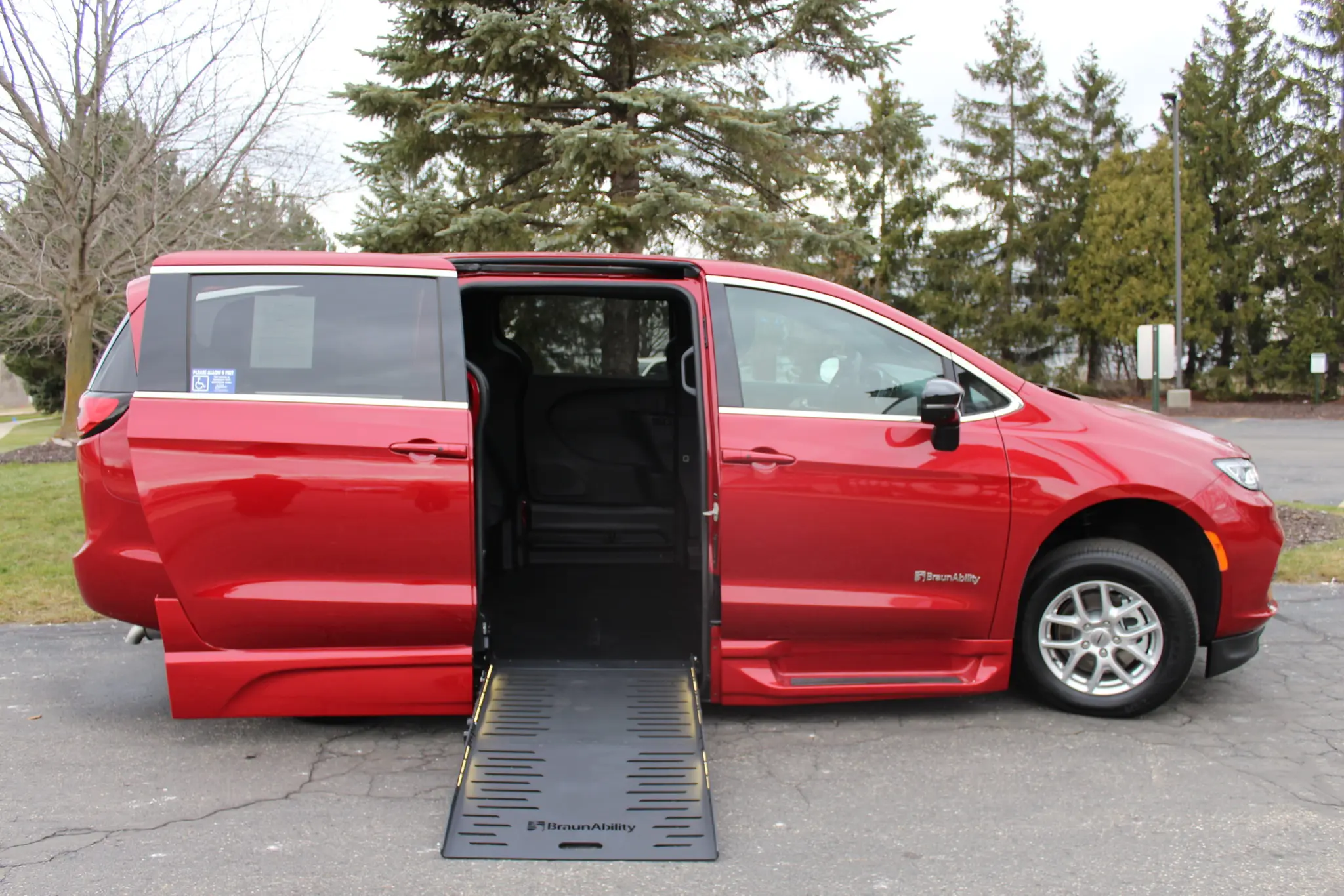 2024 Chrysler Pacifica Touring photo 4