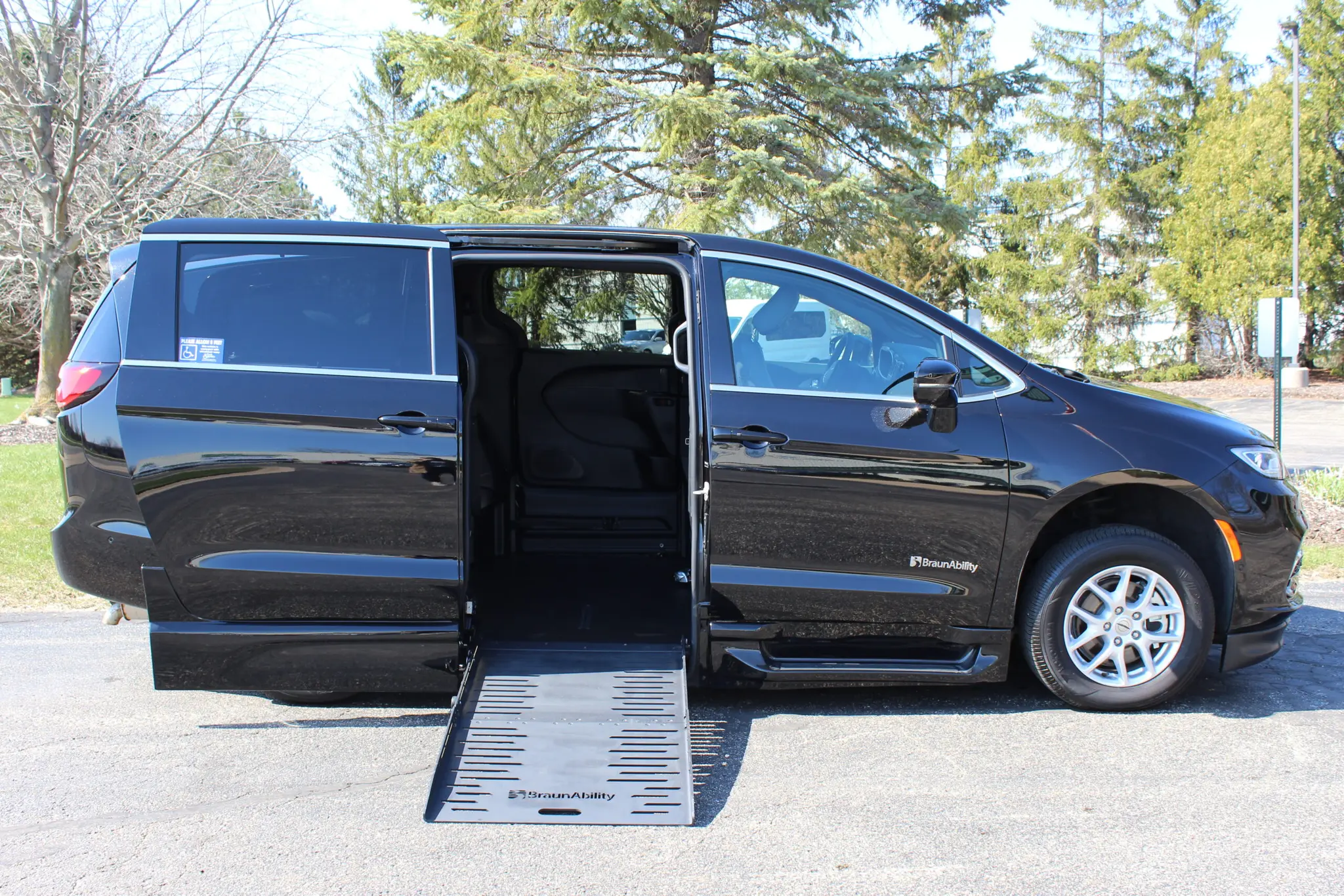 2025 Chrysler Pacifica Select photo 3