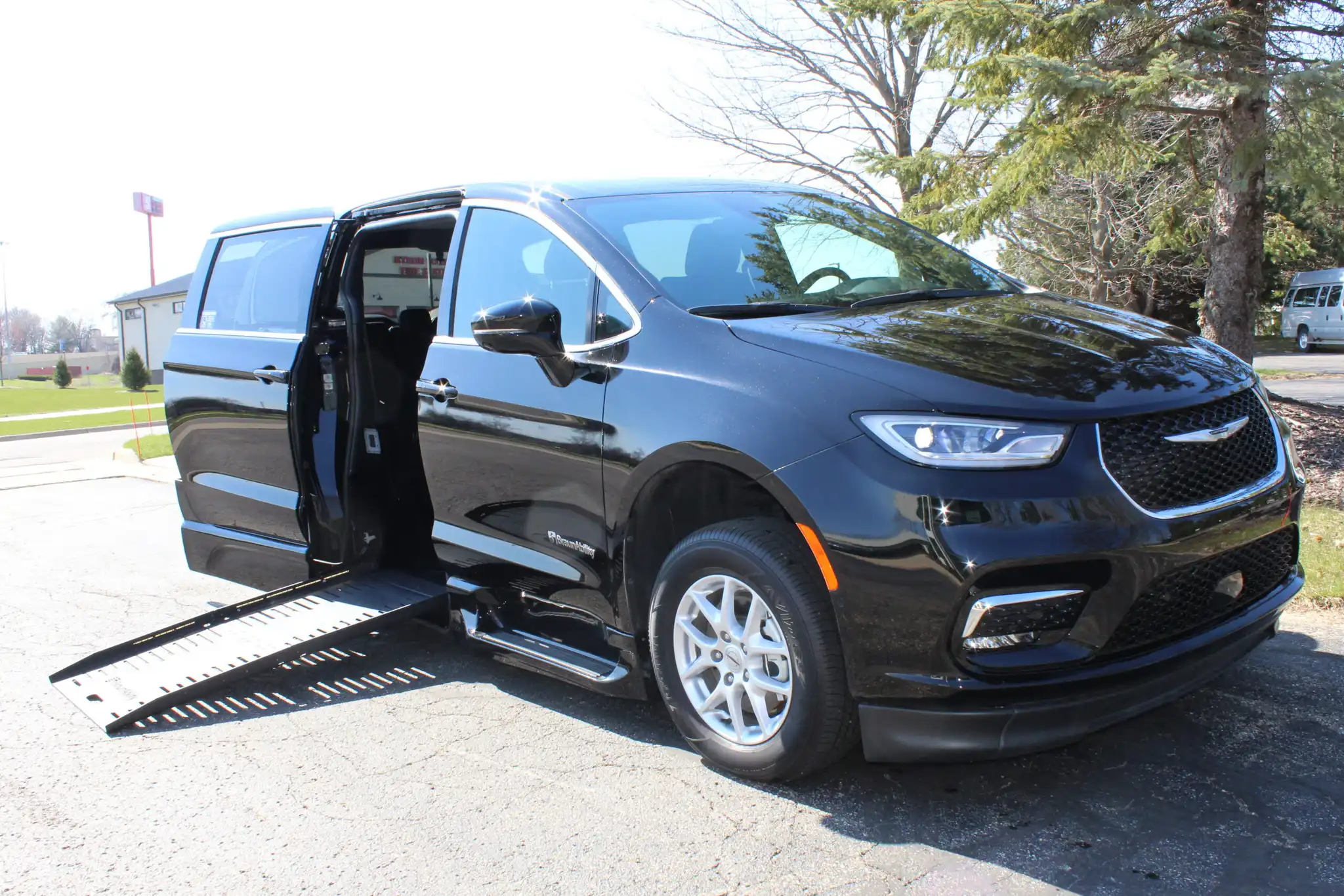 2025 Chrysler Pacifica Select's photo