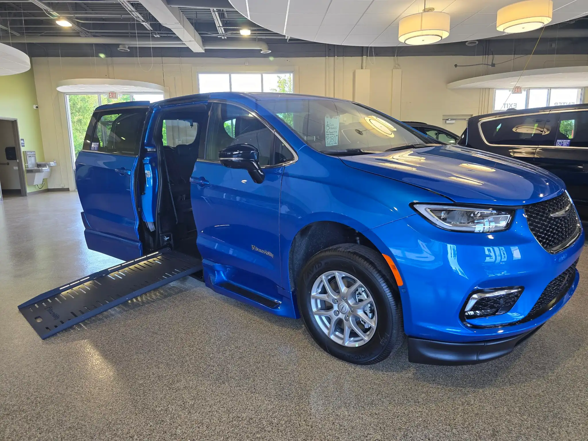 2026 Chrysler Pacifica Select's photo