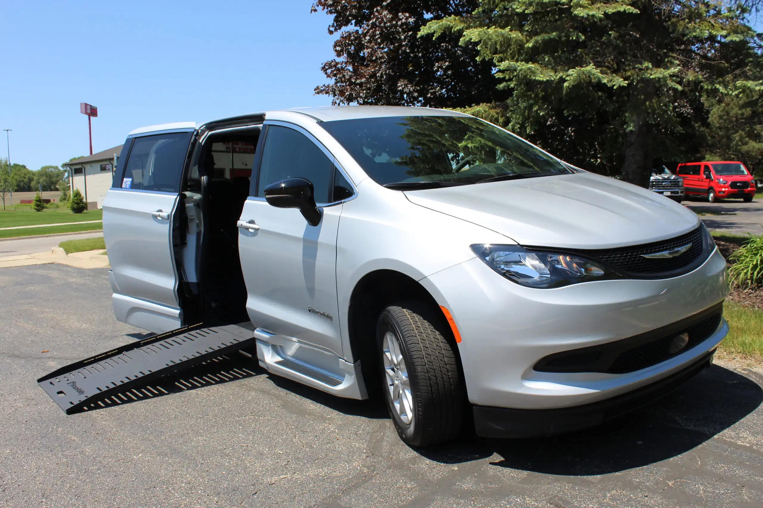 2026 Chrysler Pacifica Select's photo