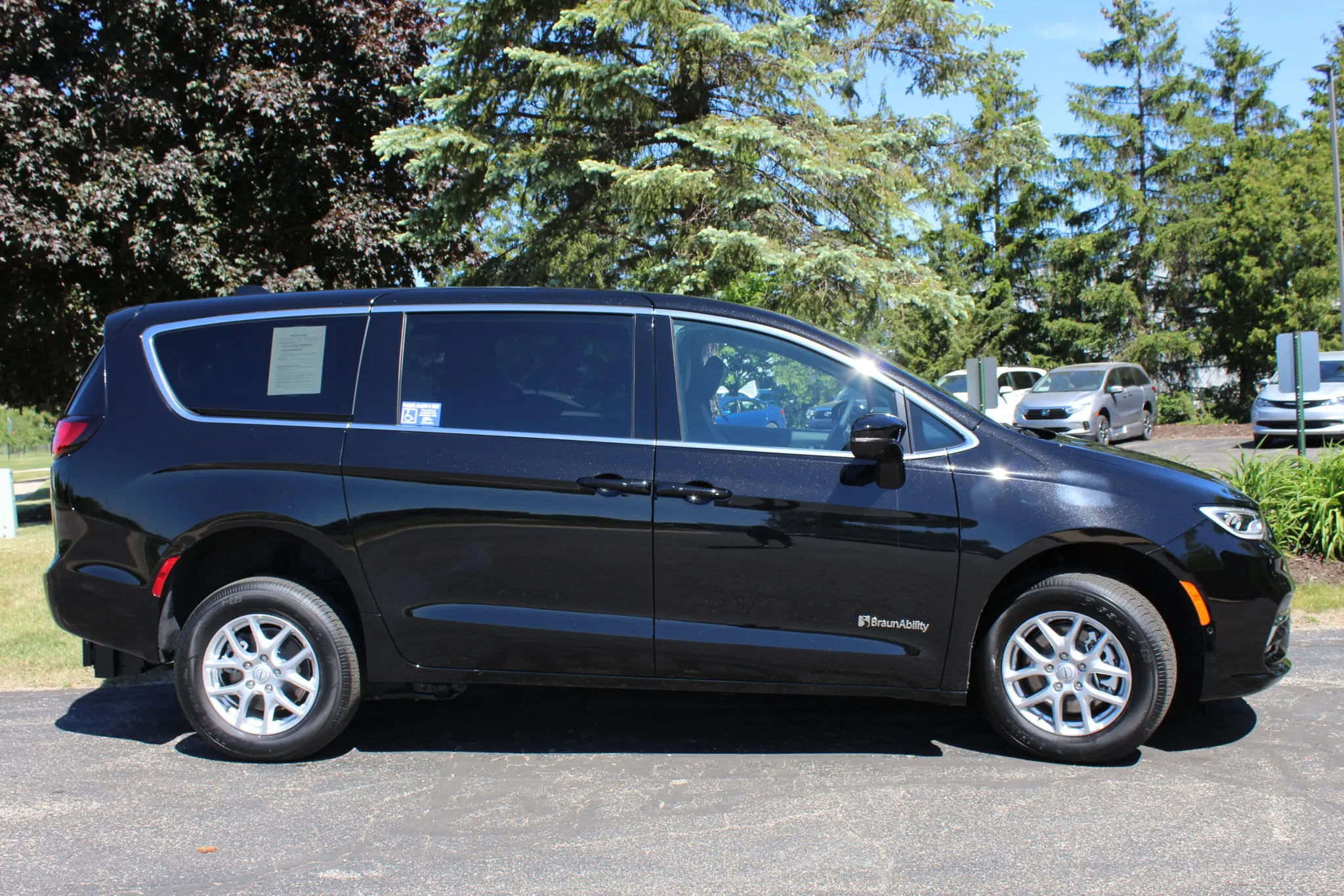 2026 Chrysler Pacifica Select photo 3