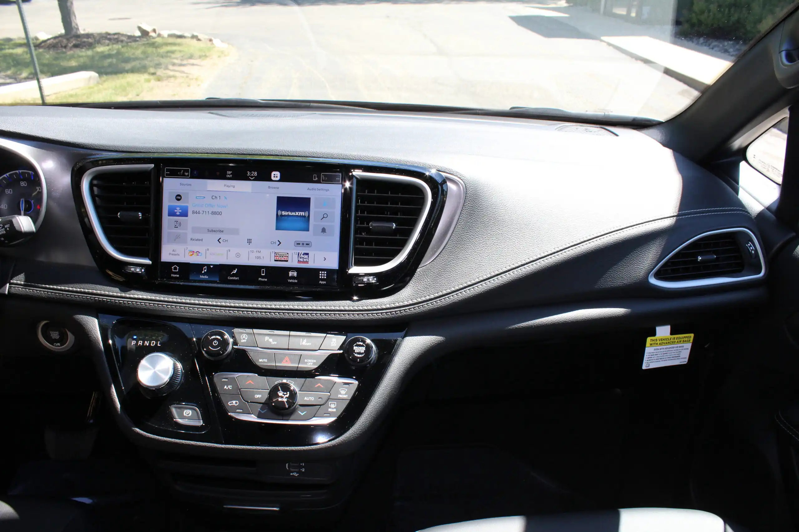 2026 Chrysler Pacifica Select's photo