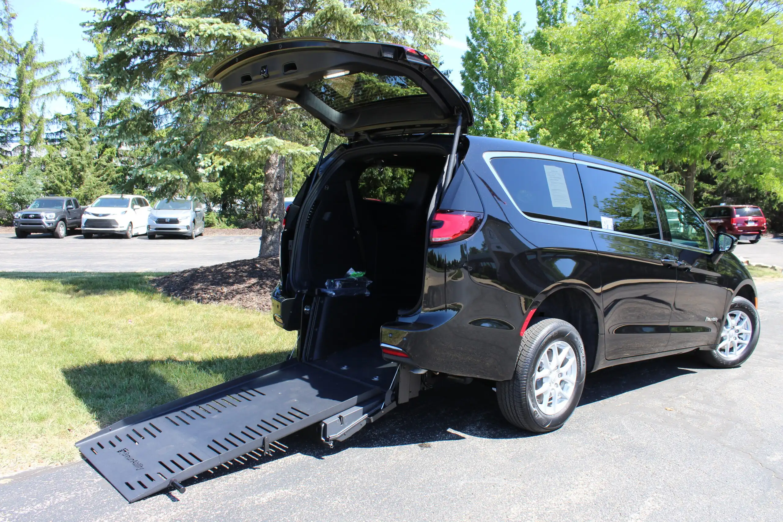 2026 Chrysler Pacifica Select's photo