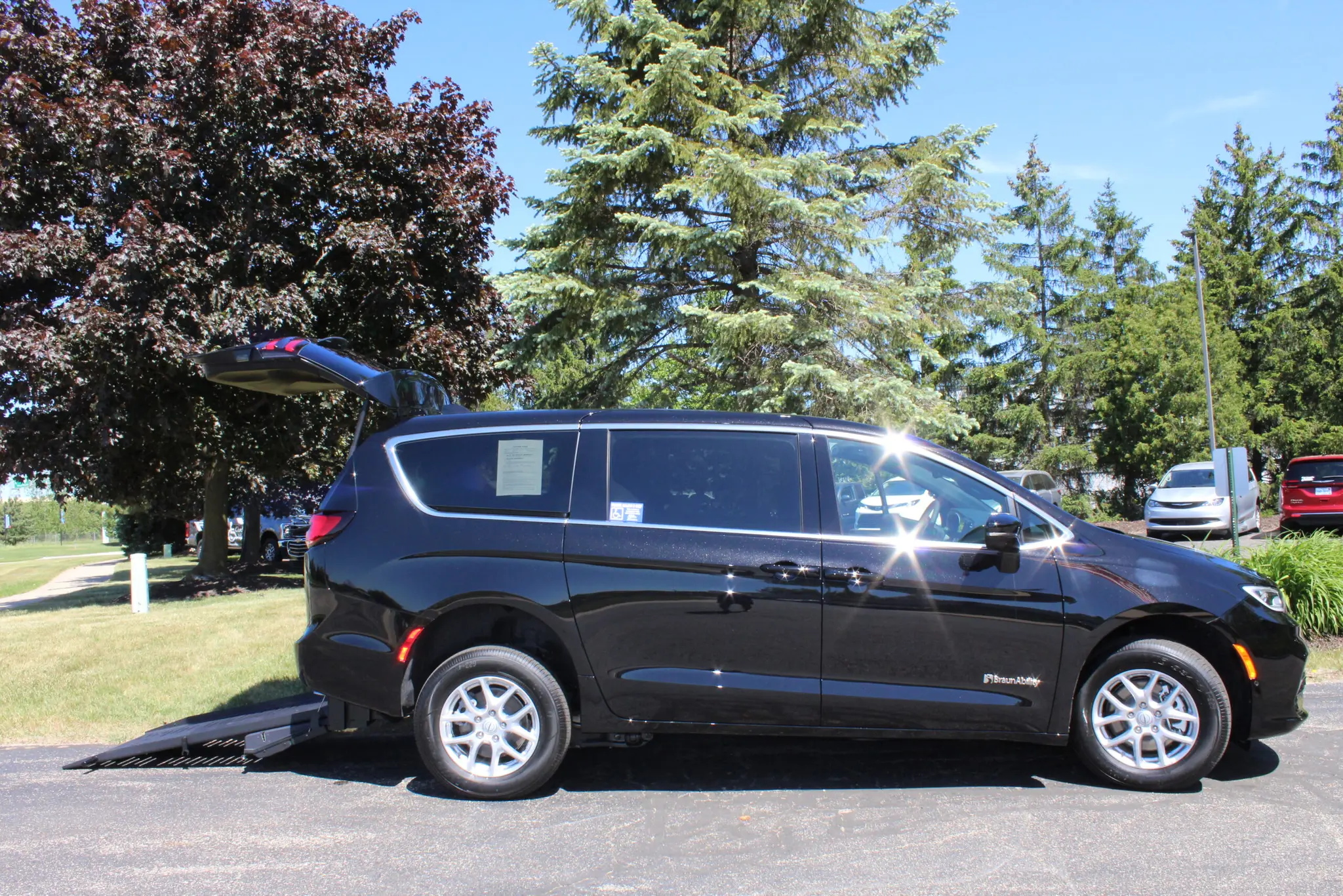 2026 Chrysler Pacifica Select photo 4