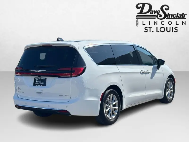 2026 Chrysler Pacifica Limited photo 3