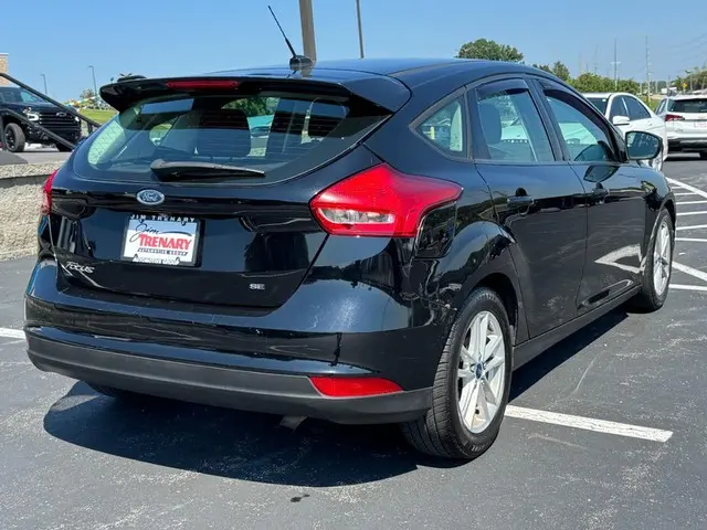 2018 Ford Focus SE Hatchback photo 3