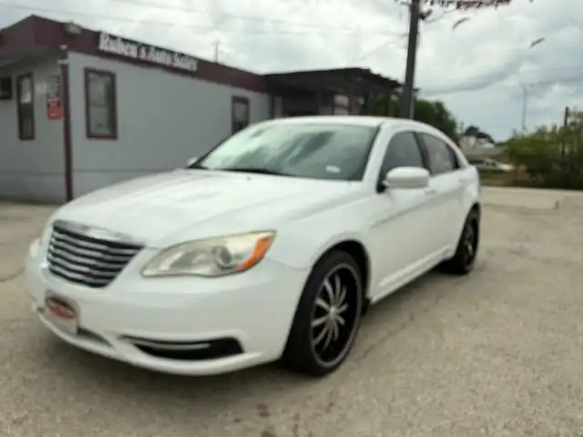 2013 Chrysler 200 Touring's photo