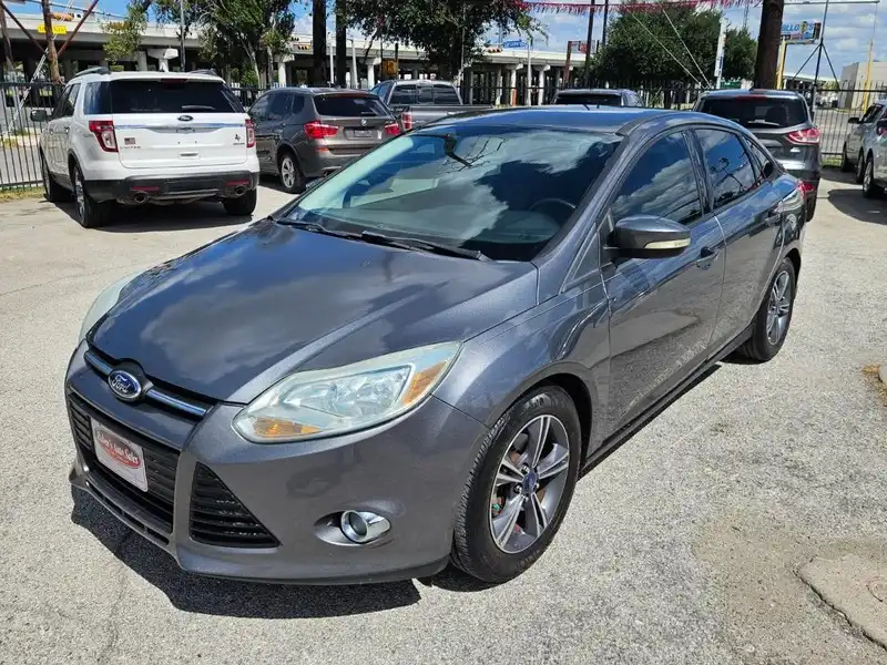 2014 Ford Focus SE Sedan's photo