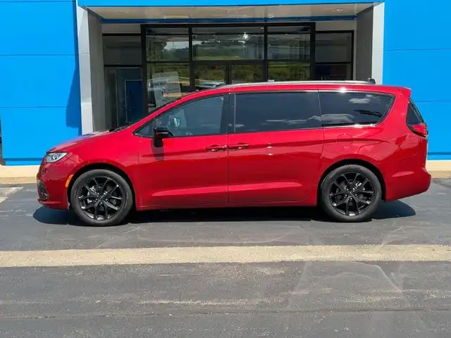 2025 Chrysler Pacifica Limited's photo