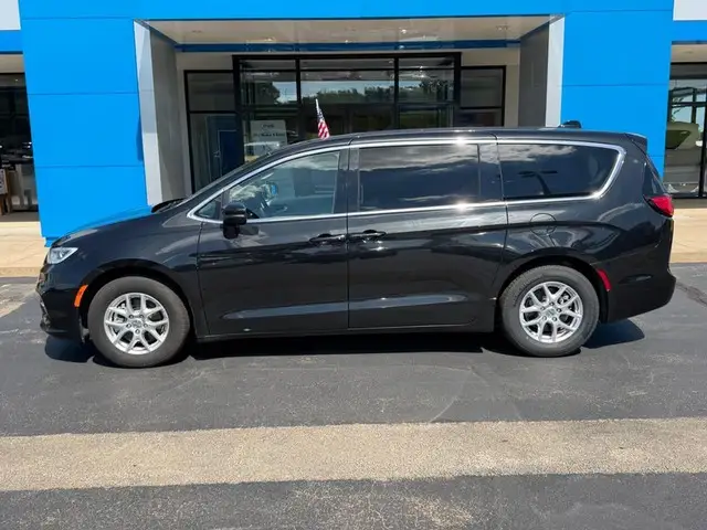 2023 Chrysler Pacifica Touring L photo 1