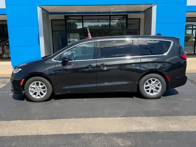 2023 Chrysler Pacifica Touring L's photo