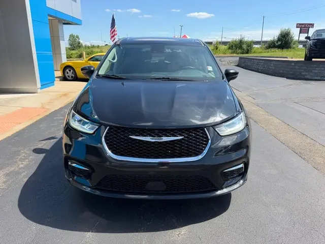 2023 Chrysler Pacifica Touring L photo 3