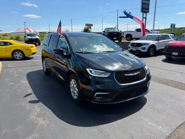 2023 Chrysler Pacifica Touring L photo 4