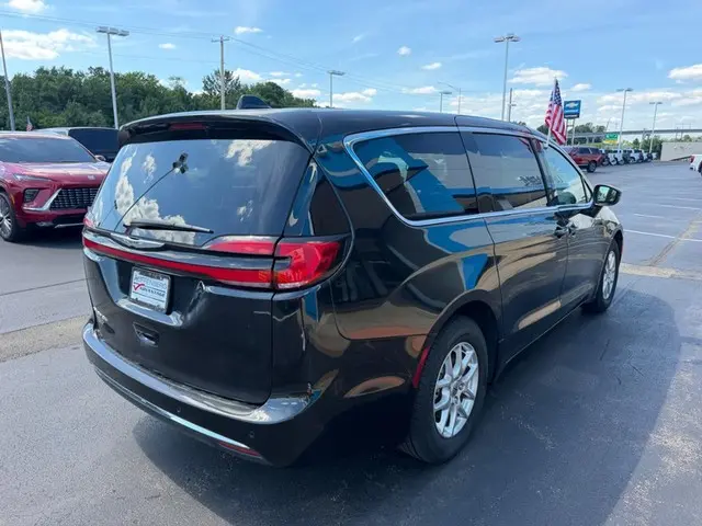 2023 Chrysler Pacifica Touring L photo 5