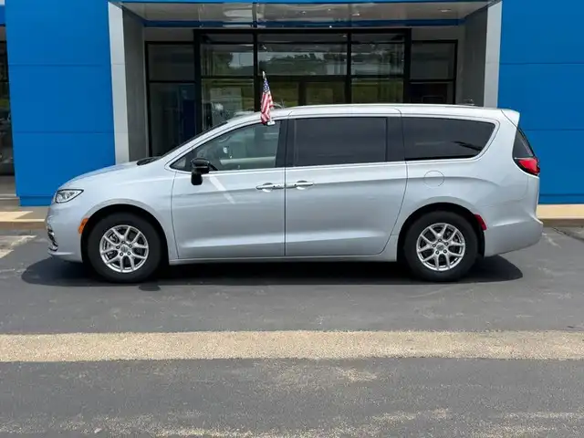 2024 Chrysler Pacifica Touring L's photo