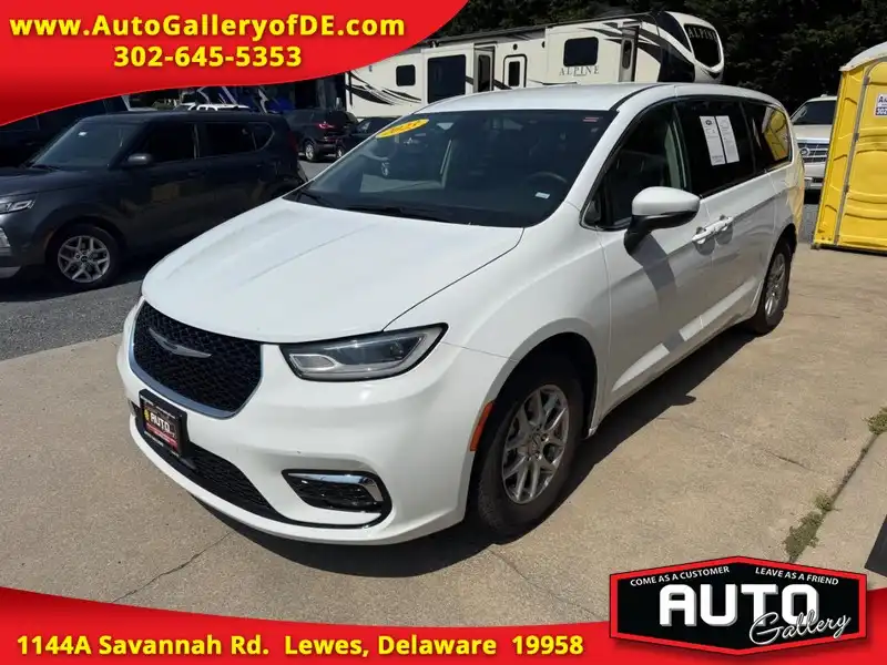 2023 Chrysler Pacifica Touring L's photo