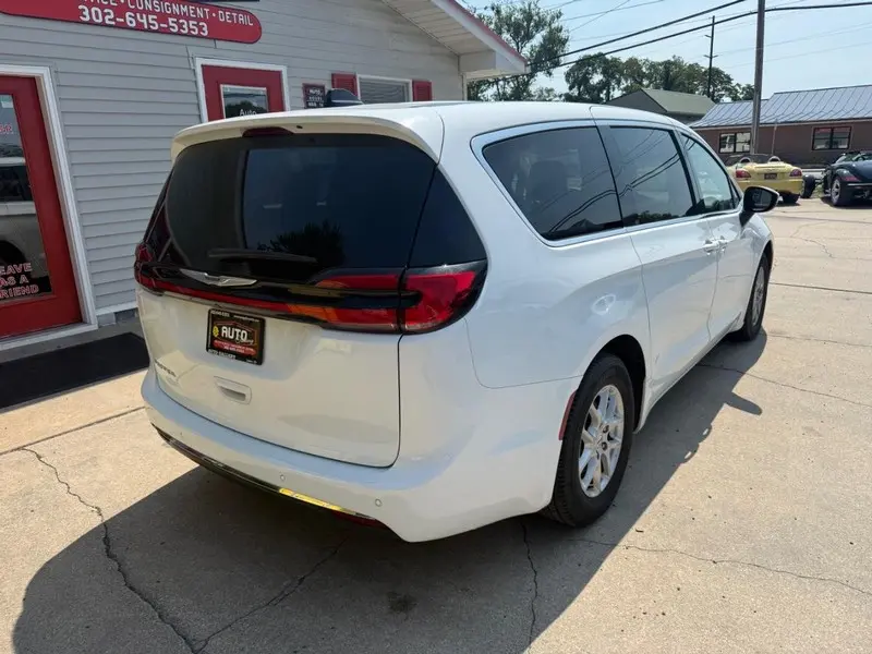 2023 Chrysler Pacifica Touring L photo 3