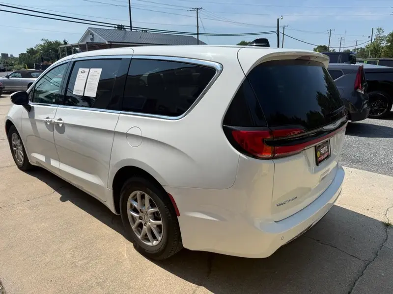 2023 Chrysler Pacifica Touring L photo 4