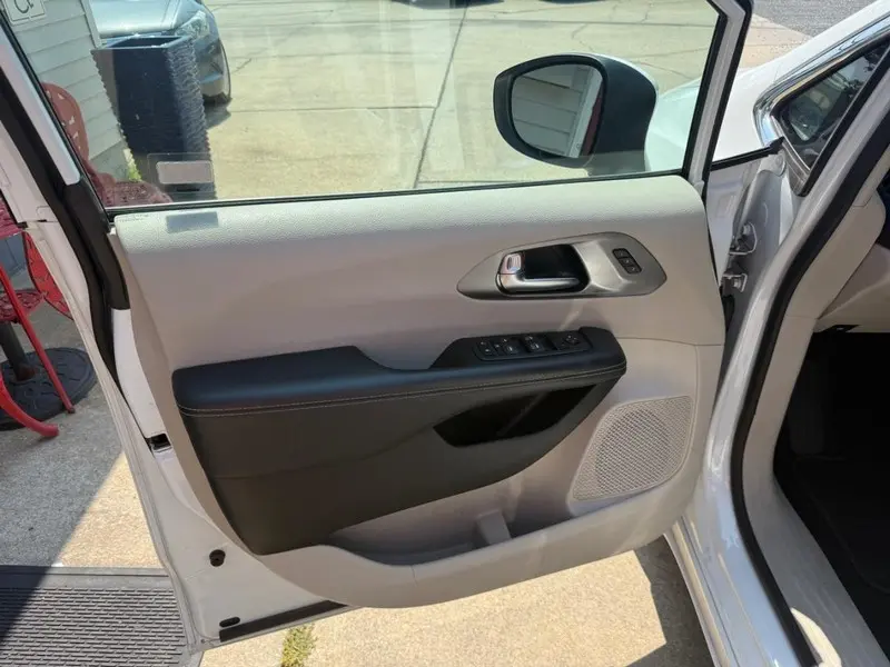 2023 Chrysler Pacifica Touring L photo 5
