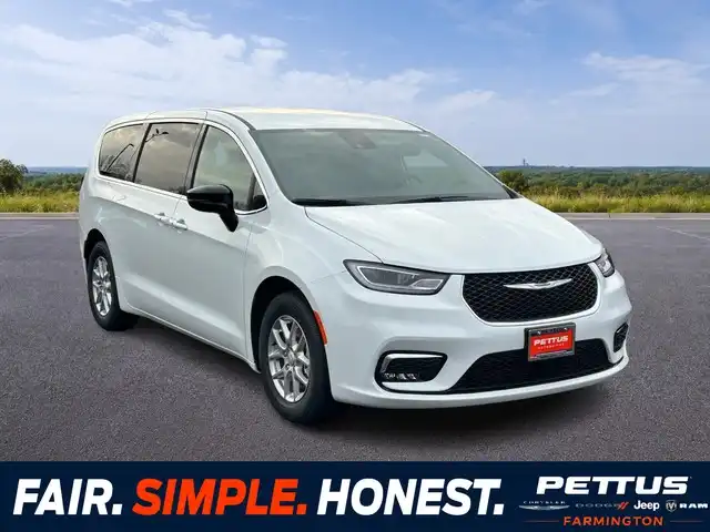 2026 Chrysler Pacifica Select's photo