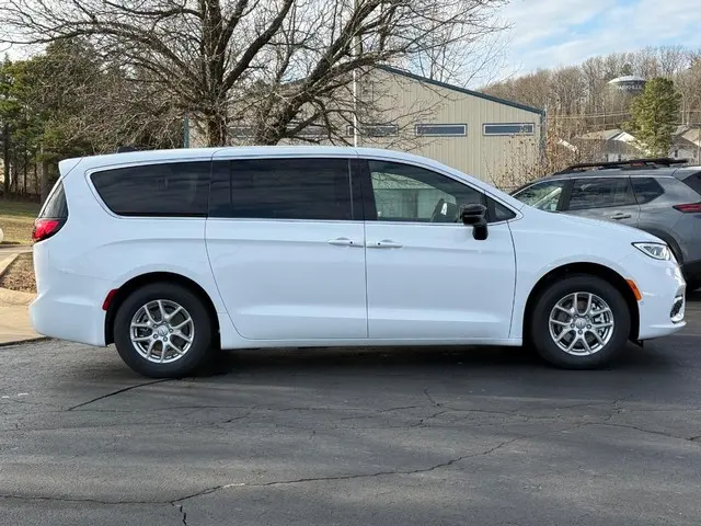 2026 Chrysler Pacifica Select photo 3