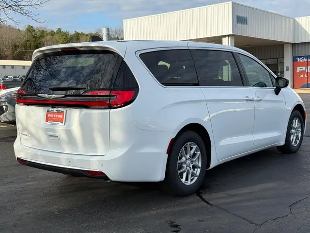 2026 Chrysler Pacifica Select photo 4