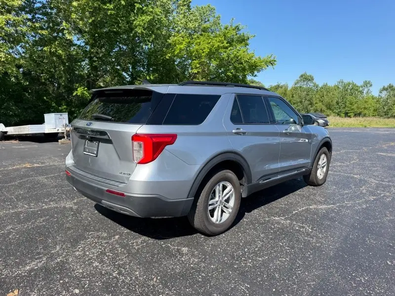 2023 Ford Explorer XLT 4WD photo 3