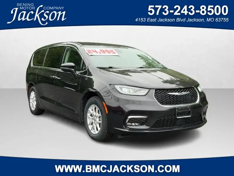 2023 Chrysler Pacifica Touring L's photo