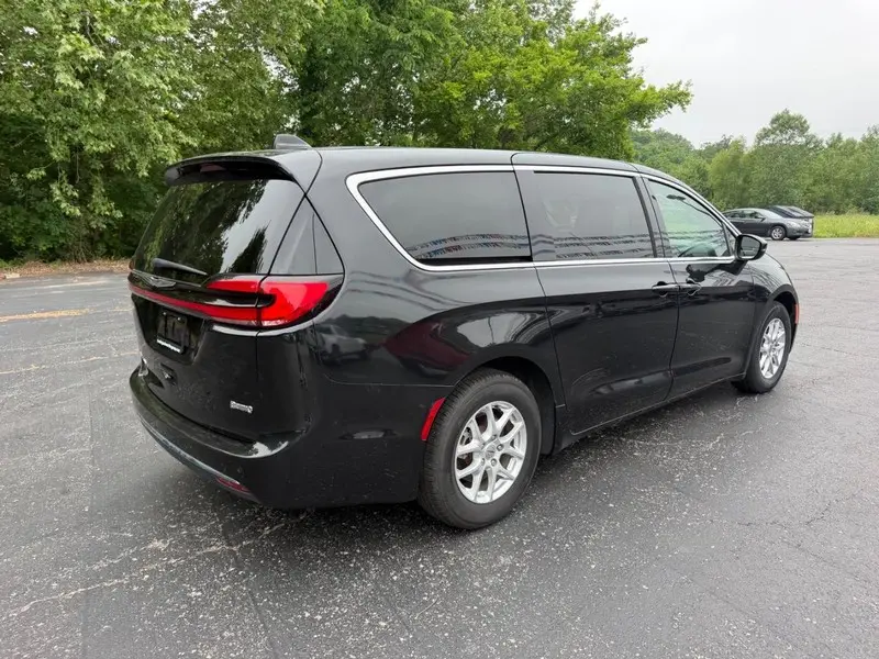 2023 Chrysler Pacifica Touring L photo 3
