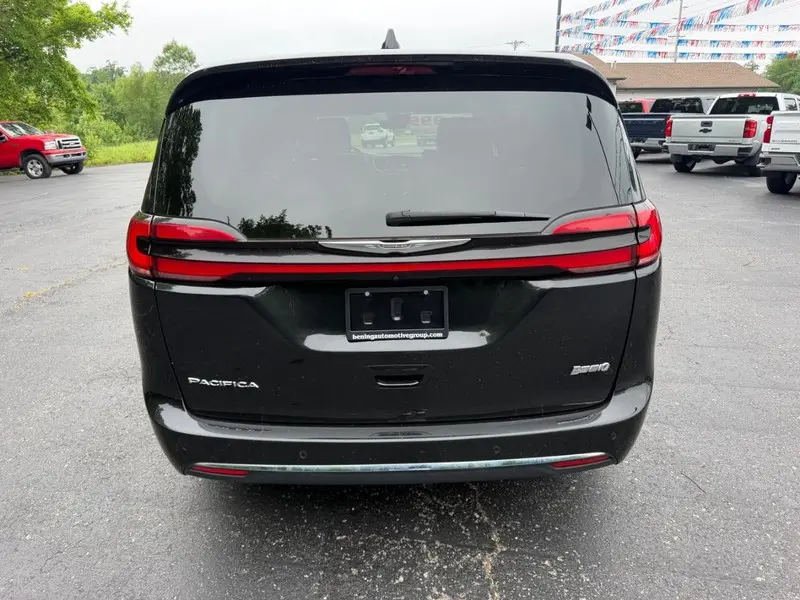 2023 Chrysler Pacifica Touring L photo 4