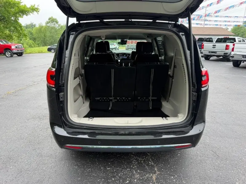 2023 Chrysler Pacifica Touring L photo 5