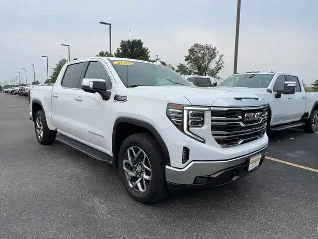 2022 GMC Sierra 4WD Crew Cab Short Box SLT's photo