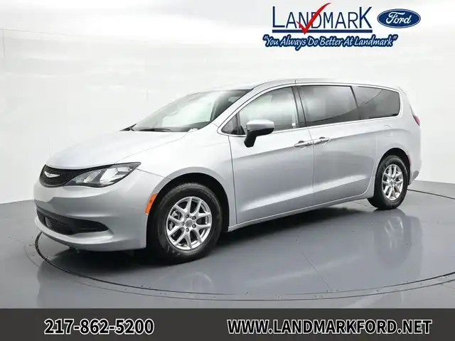 2023 Chrysler Voyager LX's photo