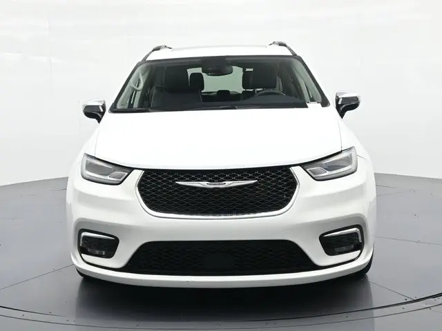 2023 Chrysler Pacifica Limited photo 3