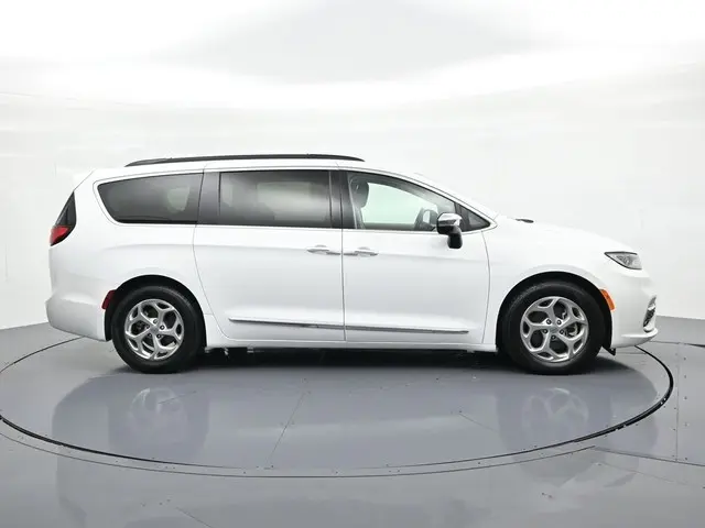 2023 Chrysler Pacifica Limited photo 5