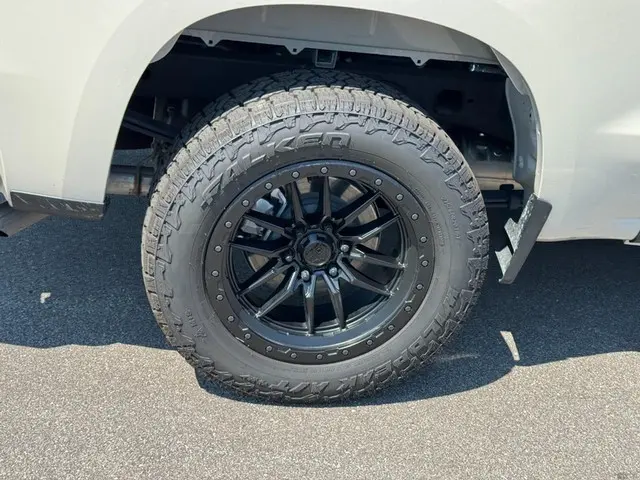 2026 Chevrolet Silverado 1500 Custom 4X4 Crew Cab Short Box photo 4