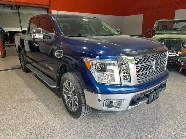 2017 Nissan Titan SV 4X4 Crew Cab's photo