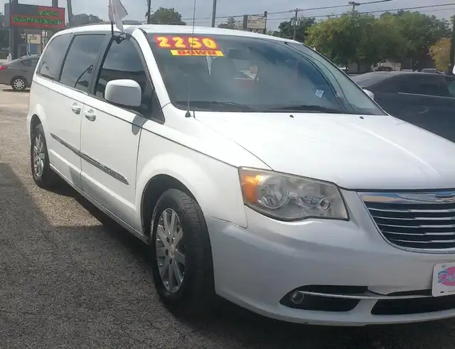 2014 Chrysler Town & Country Touring's photo