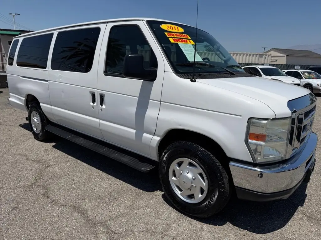 2011 Ford E-Series E-350 XLT Super Duty Extended photo 3