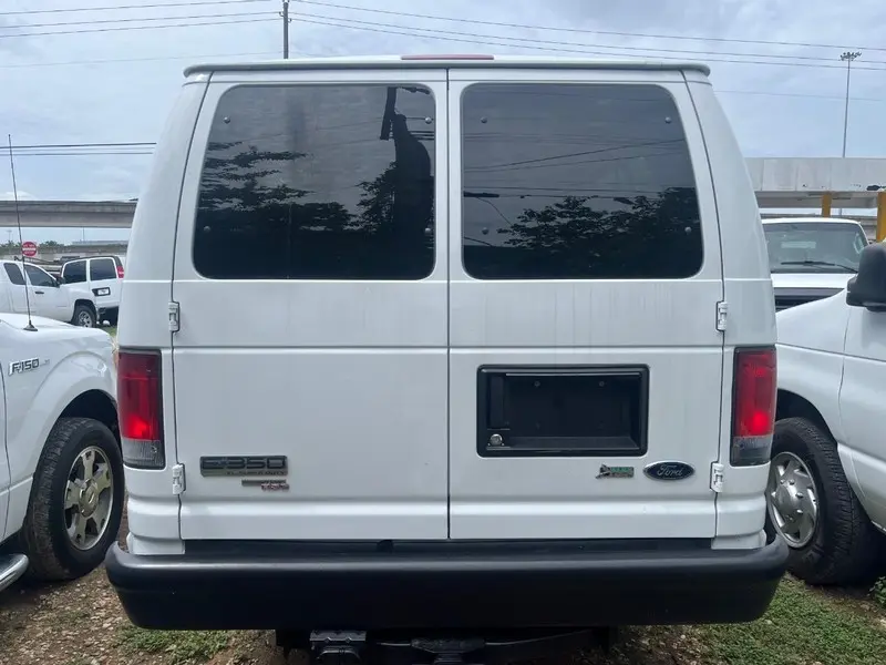 2013 Ford E-Series XL E-350 Super Duty Extended photo 4
