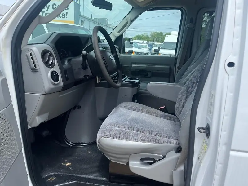 2013 Ford E-Series XL E-350 Super Duty Extended photo 5